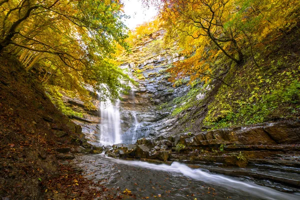 Vista Panorámica Larga Exposición Cascada Medio Del Bosque Durante Otoño —  Fotos de Stock