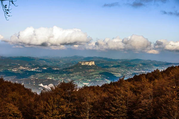 Panoramatický Pohled Eremo Pietra Bismantova Proti Podzimním Barevným Lesům Obrovským — Stock fotografie