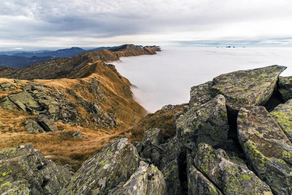 Уникальный Вид Горы Скалы Фоне Удивительного Образования Облаков Парк Аппеннино — стоковое фото