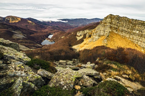Сценічний Вид Гірський Пейзаж Італії Озером Камінням Лісом Листям Восени — стокове фото