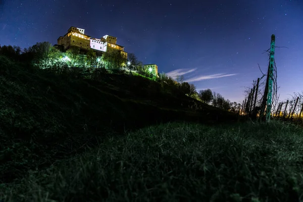 イタリア エミリア ロマーニャ州パルマ 夜の田舎のブドウ畑からTorrechiaraスペクトル城 — ストック写真