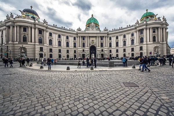 Scenic View Hofburg Crowded Square Cloudy Sky Wien Austria — Stock Photo, Image