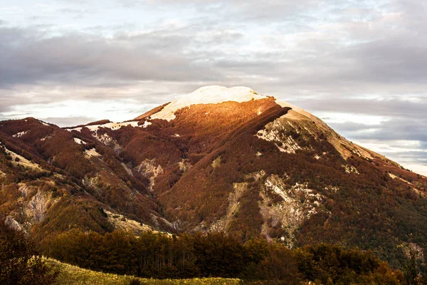 Scenic View Golden Hills Snow Capped Mountain Sunset Autumn Ventasso — Stock Photo, Image