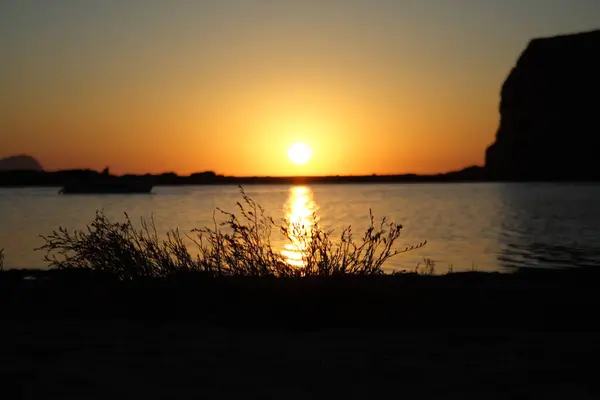 ギリシャのエーゲ海のクレタ島 バロスビーチでのぼやけたシルエットの日没の概念 — ストック写真