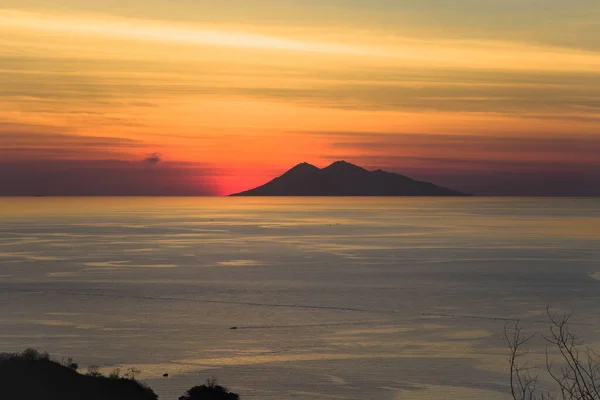 Lanzamiento Del Atardecer Sobre Océano Pacífico Isla Tropical Komodo Indonesia — Foto de Stock