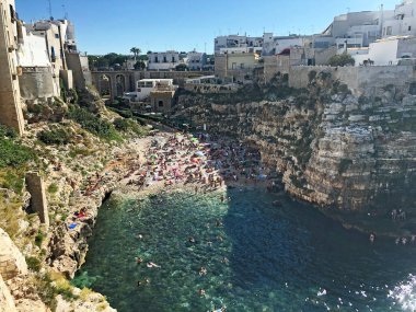 Polignano ve Mare Güney İtalya sahilleri yazın Akdeniz 'de kalabalık, Puglia
