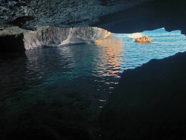 Grotta Verde Akdeniz mağarası manzaralı, Puglia, İtalya