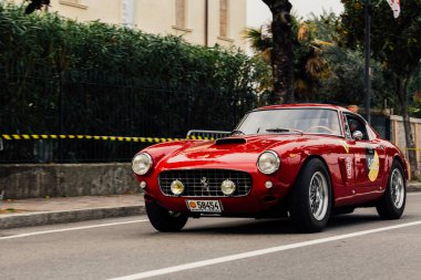 DESENZANO DEL GARDA, BRESCIA, İTALYA - 4 EKİM 2020: PORSCHE 356 1500 COUP 1952 Mille Miglia 2020, ünlü ve klasik İtalyan tarihi yarışı