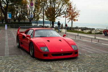 DESENZANO DEL GARDA, BRESCIA, İTALYA - 22 EKİM 2020: FERRARI F40 Mille Miglia 2020 'de eski bir yarış arabası, ünlü ve klasik İtalyan tarihi yarışı, Garda Lake