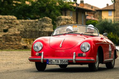 scandiano, İtalya - 4 Ekim 2020: Porsche 356 Carrera (1956) ralli düzeninde eski bir yarış arabası Gran Prix Terre di Canossa, ünlü İtalyan tarihi yarışı .