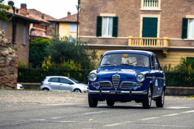 scandiano, İtalya - 4 Ekim 2020: Alfa Romeo Giulietta TI (1960), İtalyan tarihinin ünlü yarışı Gran Prix Terre di Canossa 'da yarışan eski bir yarış arabası .
