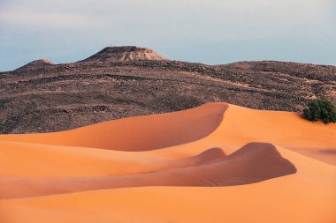 Sinuous Merzouga kumulları ve gün batımında dağ, Sahra Çölü, Fas