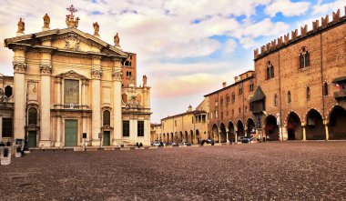 Mantua merkezi Sordello Meydanı ve günbatımında tarihi saray, Mantova, İtalya