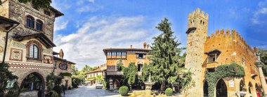 Grazzano Visconti borgo köyü panoramik manzara, Emilia Romagna, Piacenza, İtalya