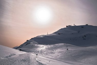Kış karlı dağda puslu güneş, Cimone, Appenino Tosco Emiliano, Modena, Itaky