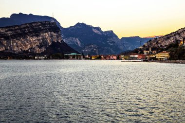 Riva del garda İtalyan Borgo köyü ve gün batımında Alpler, Trentino