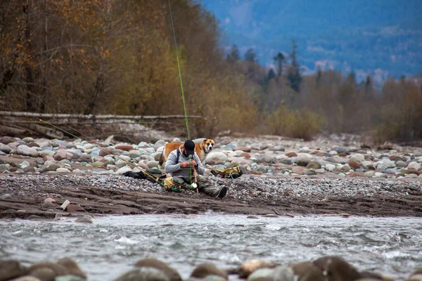 Hombre Sienta Lado Del Río Squamish Con Equipo Pesca Cambiando — Foto de Stock