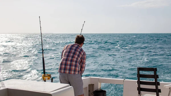 Egy Férfi Ellenőrzi Horgászbotjait Egy Charterhajón Varaderóban Kubában Egy Kiránduláson — Stock Fotó