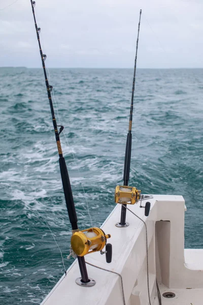 在古巴瓦拉德罗的一艘租船上有两个钓竿 用于在加勒比海进行一天的深海捕捞活动 — 图库照片