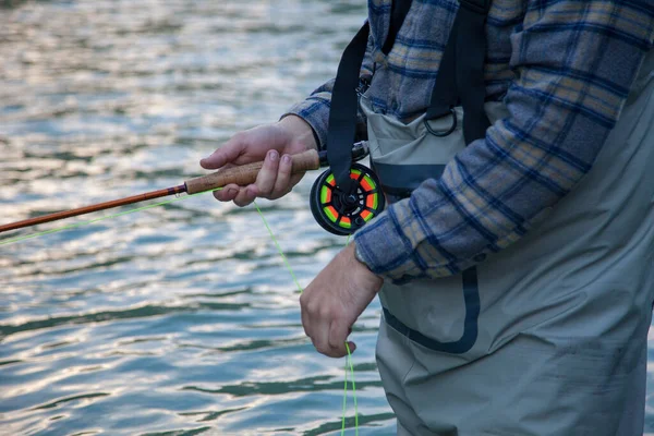 Primer Plano Pescador Mosca Con Una Camisa Cuadros Sosteniendo Una — Foto de Stock