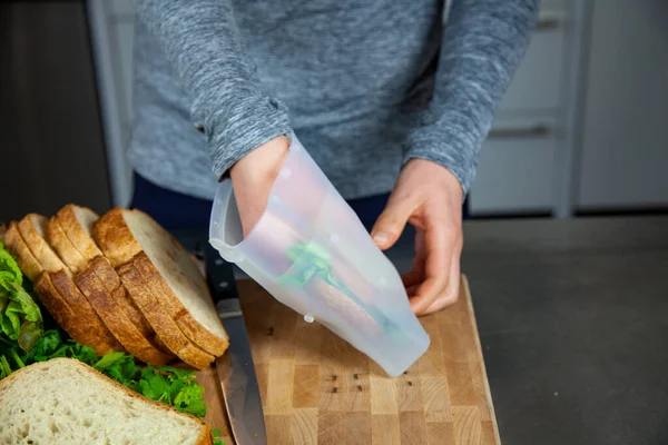 Una Mujer Prepara Almuerzo Pone Sándwich Una Bolsa Silicona Calidad — Foto de Stock