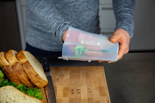 Una Mujer Prepara Almuerzo Pone Sándwich Una Bolsa Silicona Calidad — Foto de Stock