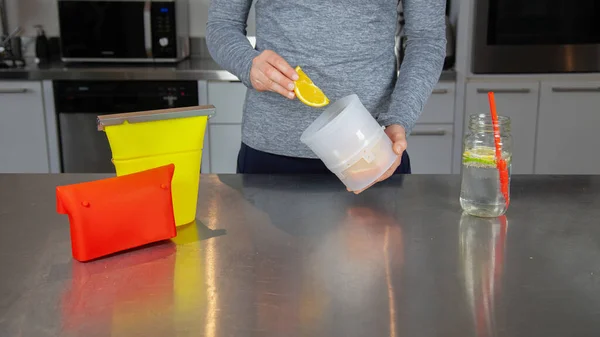 Una Mujer Sostiene Claro Una Bolsa Silicona Grado Alimenticio Con — Foto de Stock