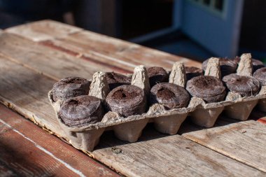 Bahçıvanlar tarafından tercih edilen, tohum başlangıç için kullanılan turba peletleri, sürdürülemez olan turba yosunu hasat etmeyi içerir. Turba hasadı geri döndürülemez hasara yol açtı. Hindistan cevizi kökü yeşil bir alternatiftir.