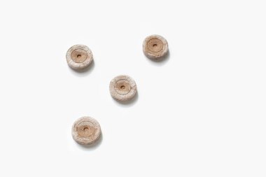 Tohum başlatmak için izole edilmiş sıkıştırılmış turba topakları (kapsül) bahçıvanlar tarafından kullanılır. Turba sürdürülemez bir şekilde toplandı ve geri dönüşü olmayan bir hasara yol açtı. Hindistan cevizi kökü çimlenme için yeşil bir alternatiftir.