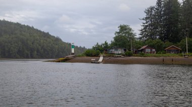 İngiliz-Kolombiya Kış Limanı manzarası. Winter Harbour küçük bir balıkçı kasabasıdır. Ticari tekneler ve kiralık balık kulübeleriyle ünlüdür..