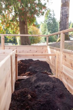 Arka bahçedeki bir mutfağı toplayıp doldurmak, toprak ve gübre karışımı bir bahçe yatağı yetiştirmek. Sedir bahçesi yatakları bahçıvanlığı kolaylaştırıyor ama toprak getirilmesi gerekiyor ve çok iş gerektiriyor..