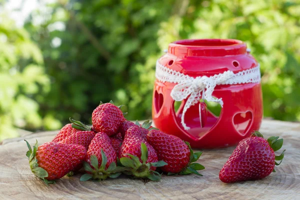 Frische natürliche Erdbeere — Stockfoto