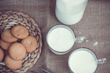 Organik beyaz tam yağlı süt ve kurabiye yenileniyor