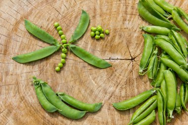 Tahta zeminde taze bezelyeler.