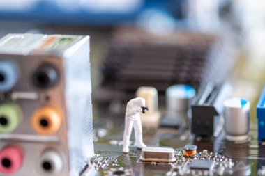 Minyatür İnsanlar: İşçi profesyonel kontrol teknolojisi eski kişisel bilgisayarın içinde. bakım kavramı, görünümü kapat.