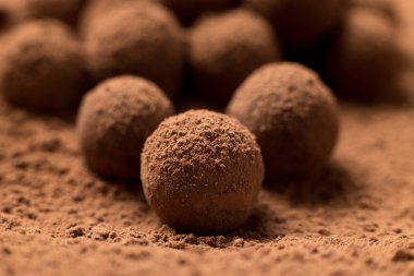 Grup yuvarlak koyu çikolata truffles