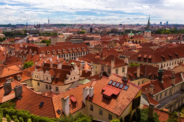Telhados vermelhos de Praga vista aérea — Fotografia de Stock