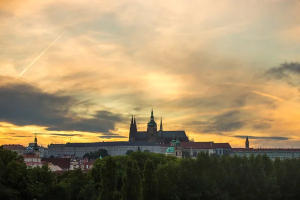 Prag St. Vitus Katedrali günbatımı gökyüzü üzerinde
