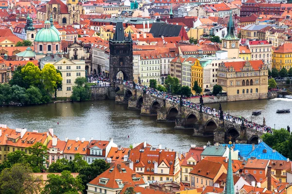 Vista de cima sobre Charles Bridge, Praga — Fotografia de Stock