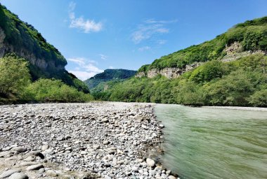 Dağlardaki vahşi nehir 
