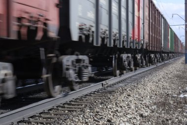 Yük treni tren raylarda seyahat