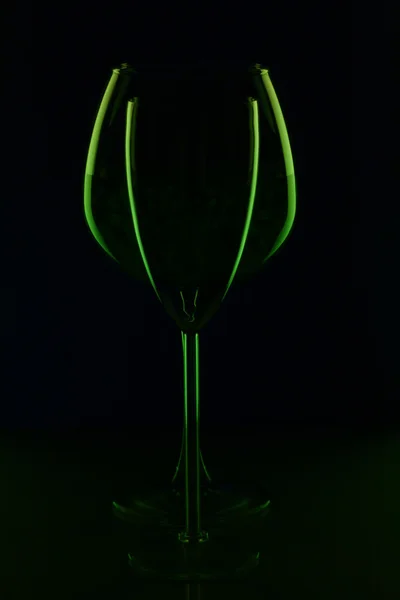 Glas silhouet op een zwarte achtergrond de transparante groene — Stockfoto