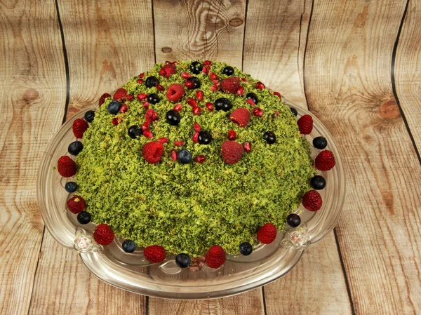 Ahşap bir tezgah üzerinde orman meyve ile ıspanak pasta