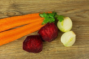 Havuç, pancar ve soğan ahşap bir tezgah üzerinde