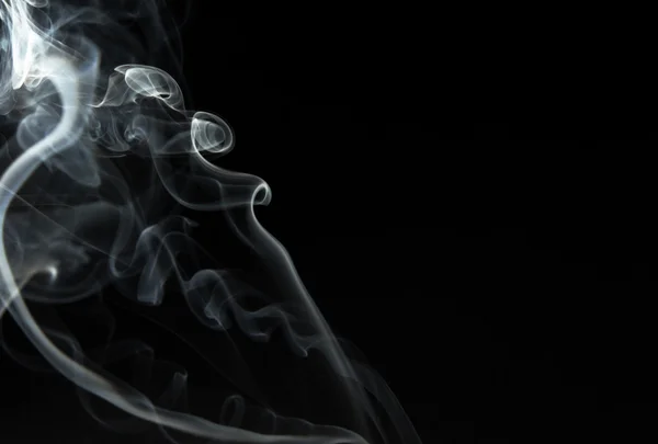 Humo flotante sobre fondo negro, abstracción — Foto de Stock