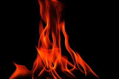 Soyut, siyah zemin üzerine kırmızı alevler