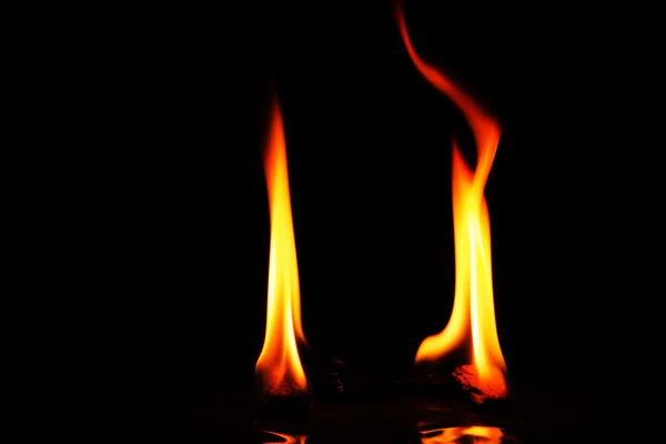 Zwei hohe Flammen auf schwarzem Hintergrund — Stockfoto