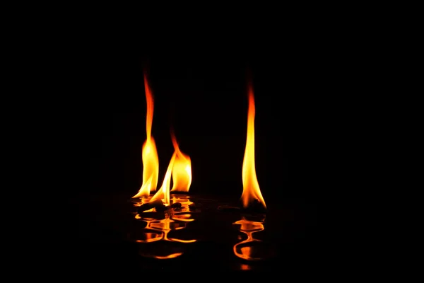 Llamas individuales de fuego con reflexión —  Fotos de Stock