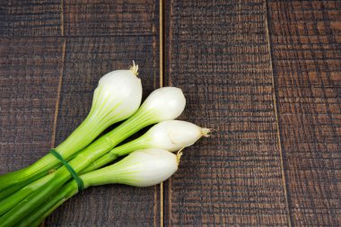 Demet taze soğan ahşap arka plan üzerinde