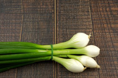 Demet taze soğan ahşap arka plan üzerinde